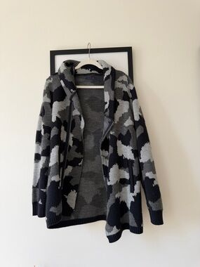 Men's Gray & Black Camouflage Shawl-Collar Zip Cardigan